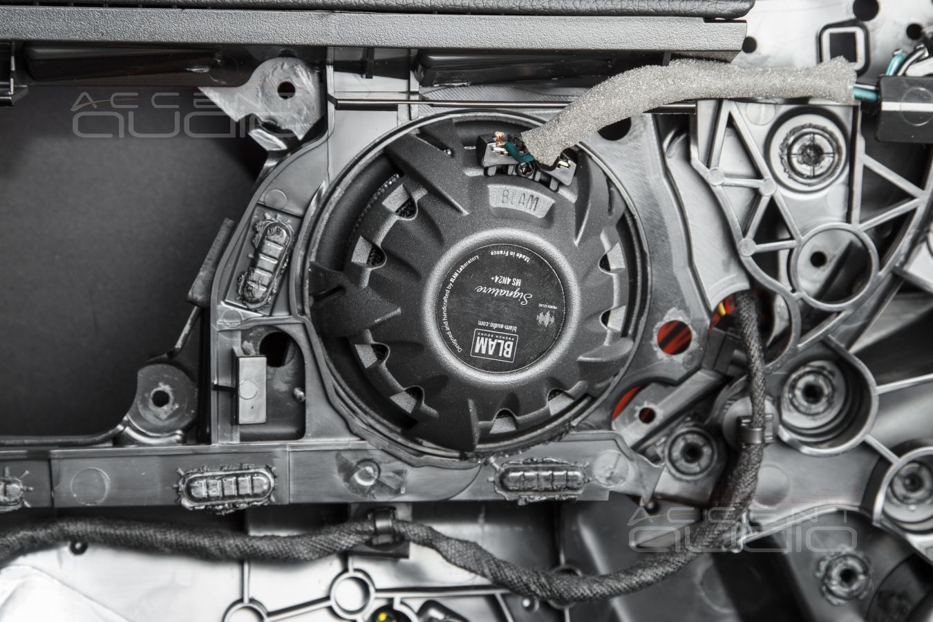 Штатная, скрытая установка среднечастотных динамиков Blam и AMP в Mercedes GLE