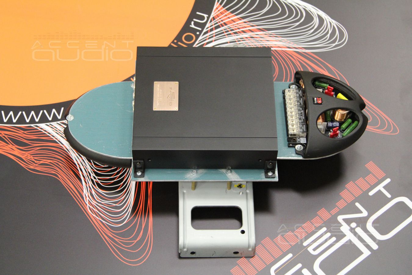 Установка усилителя Zapco ADSP-Z8 IV-8 в Hyundai Genesis