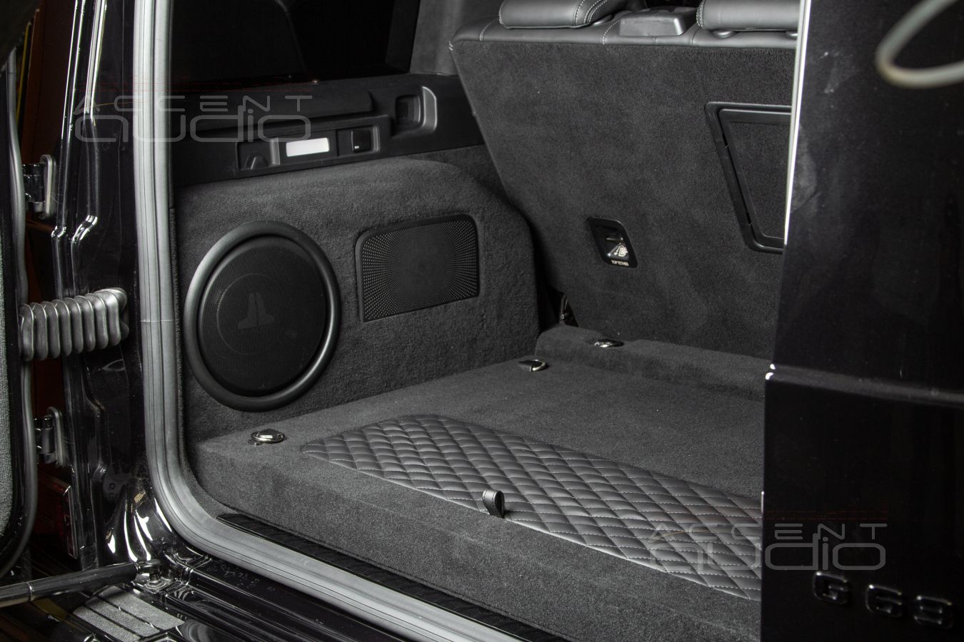 Не подделка, а настоящий встроенный сабвуфер JLAudio для Gelandewagen