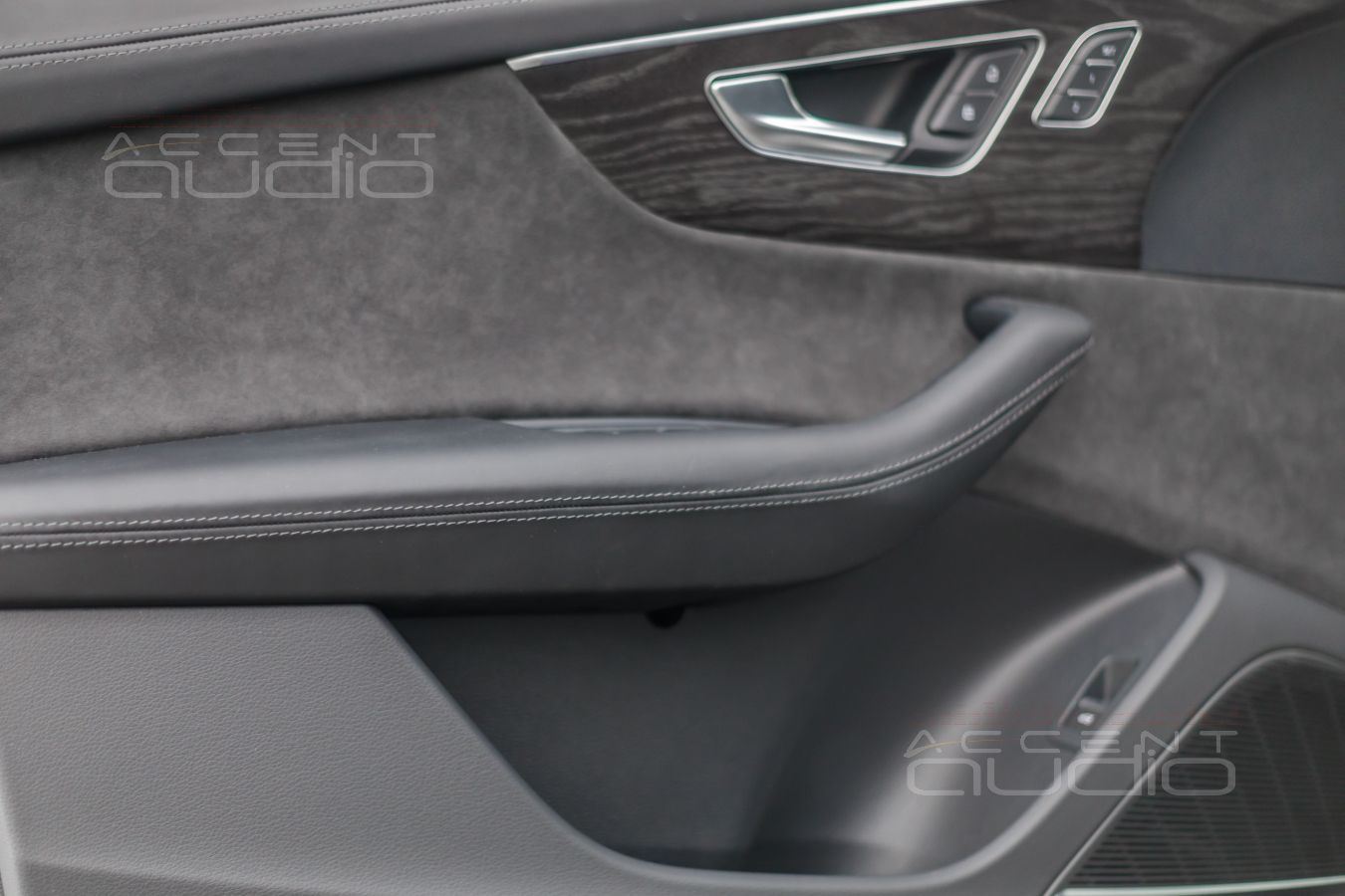 Перетяжка верхних деталей и ручек дверных панелей в кожу Nappa в Audi Q8