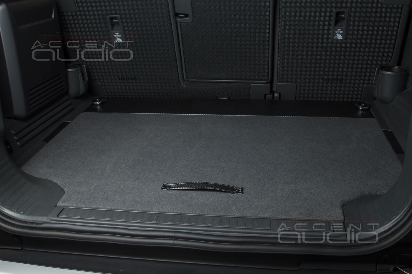 Новый, увеличенный багажный отсек и скрытый монтаж усилителя Helix PSix в Land Rover Defender