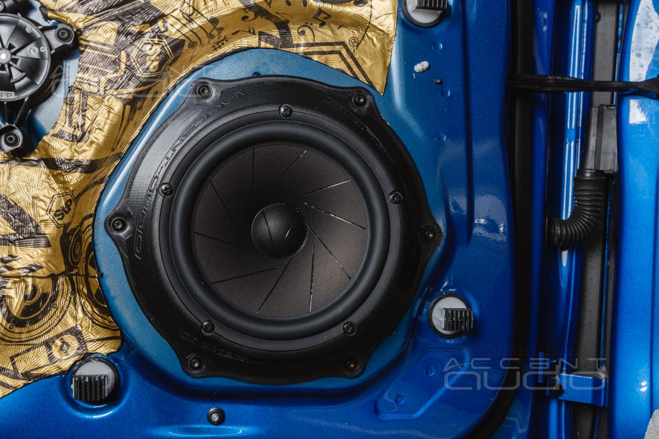 Аудиоподготовка дверей Porsche Macan и установка мидбасов ScanSpeak