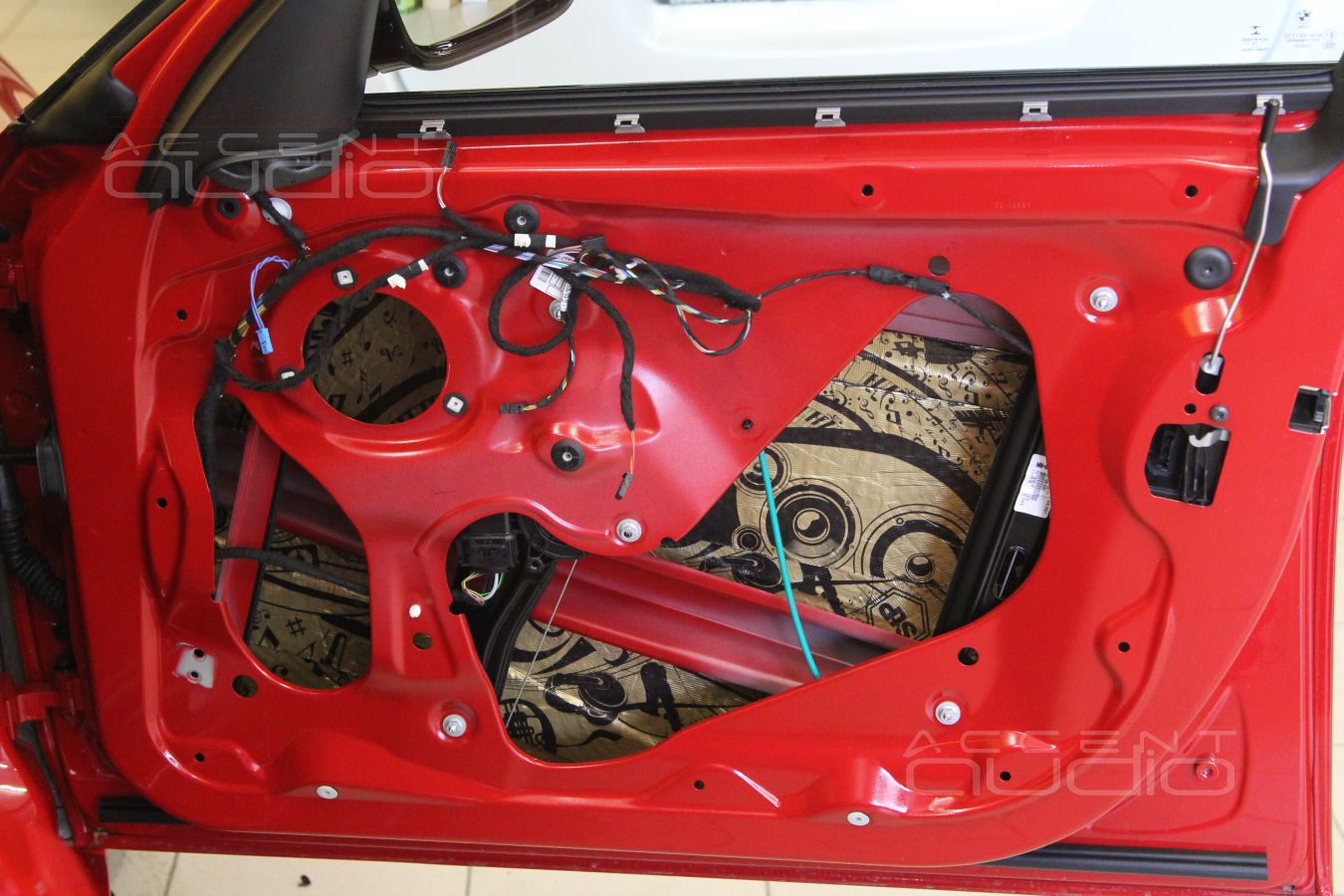 Простая установка среднечастотных динамиков E.O.S MD-75 в двери BMW 118i