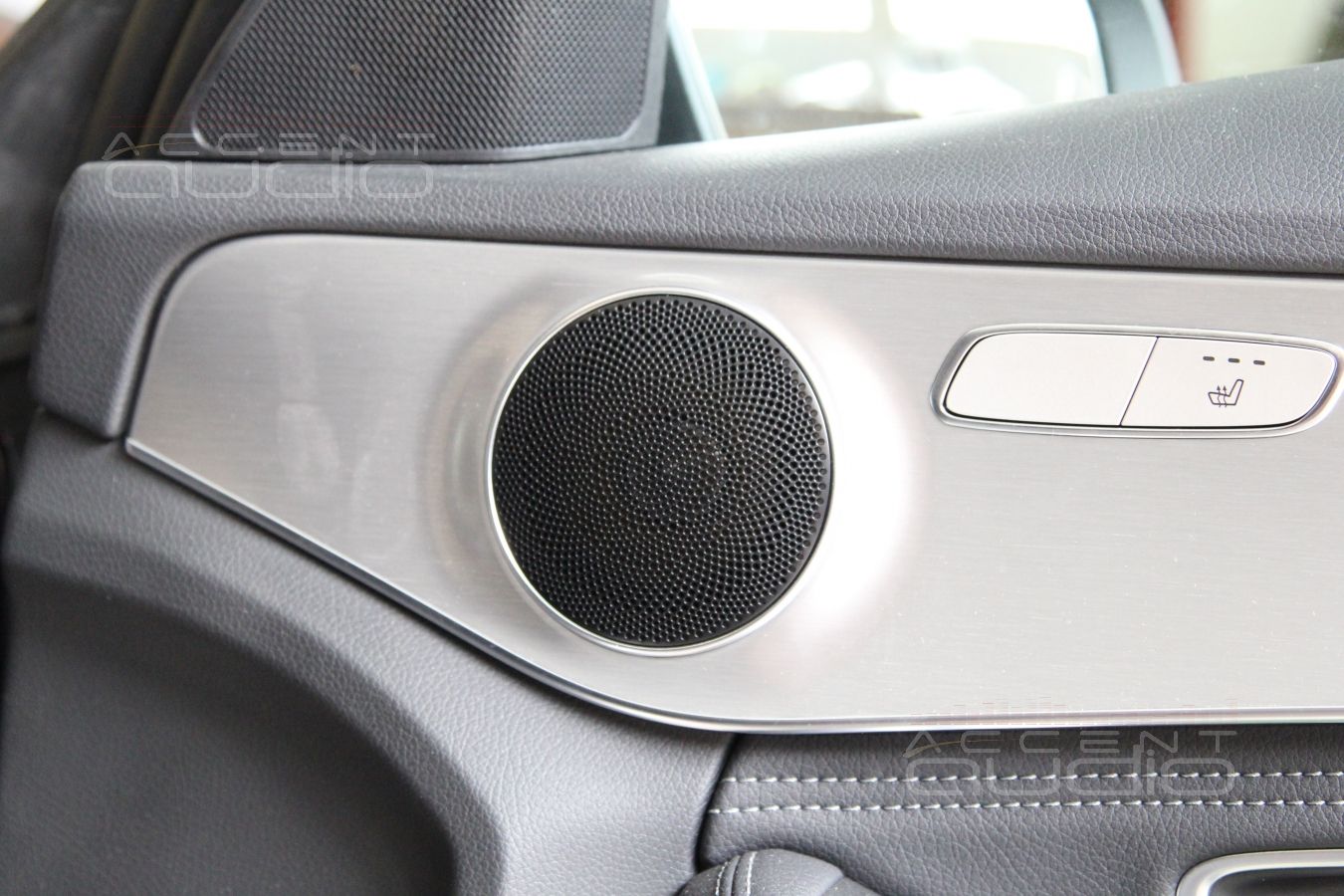 Устройство штатной системы в Mercedes-Benz W205: твитеры и среднечастотники