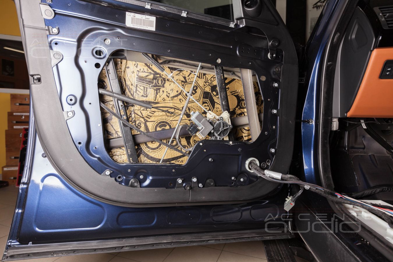 Установка мидбасовых динамиков BRAX Matrix ML6P в RangeRover Vogue и аудиоподготовка дверей