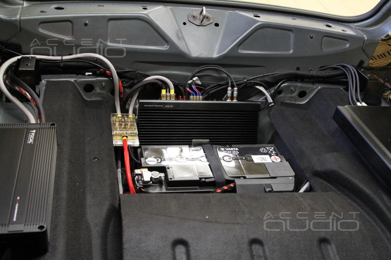 Установка усилителей в Porshe Macan