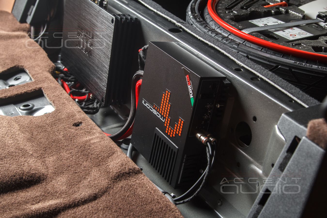 Штатный, скрытый, технологичный – монтаж усилителей в Porsche Cayenne Coupe 2022