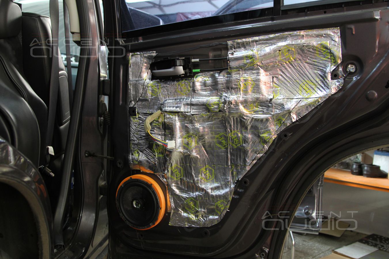 Шумоизоляция дверей и установка акустики в Suzuki Grand Vitara