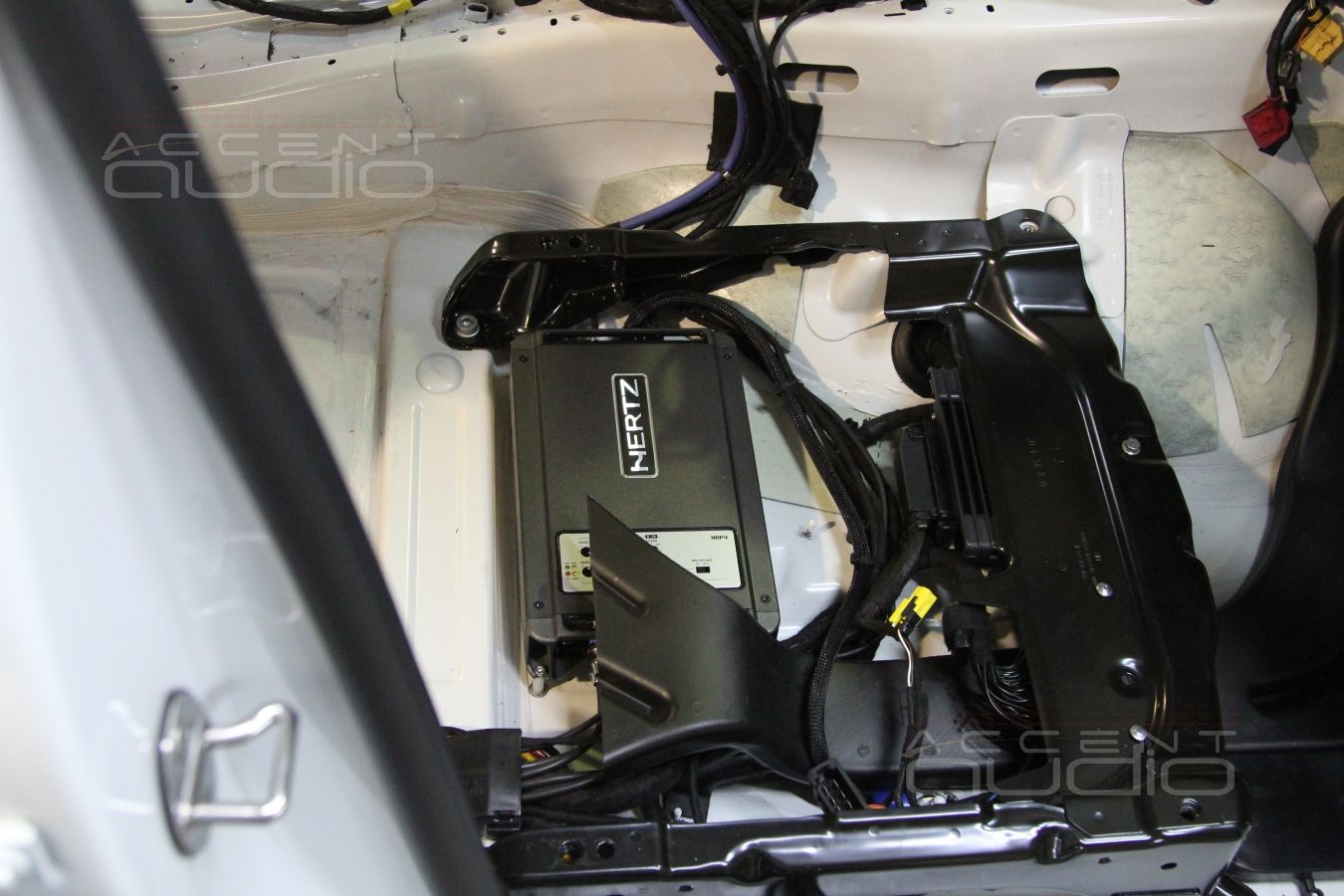 Установка сабвуферного усилителя в Volkswagen Touareg NF