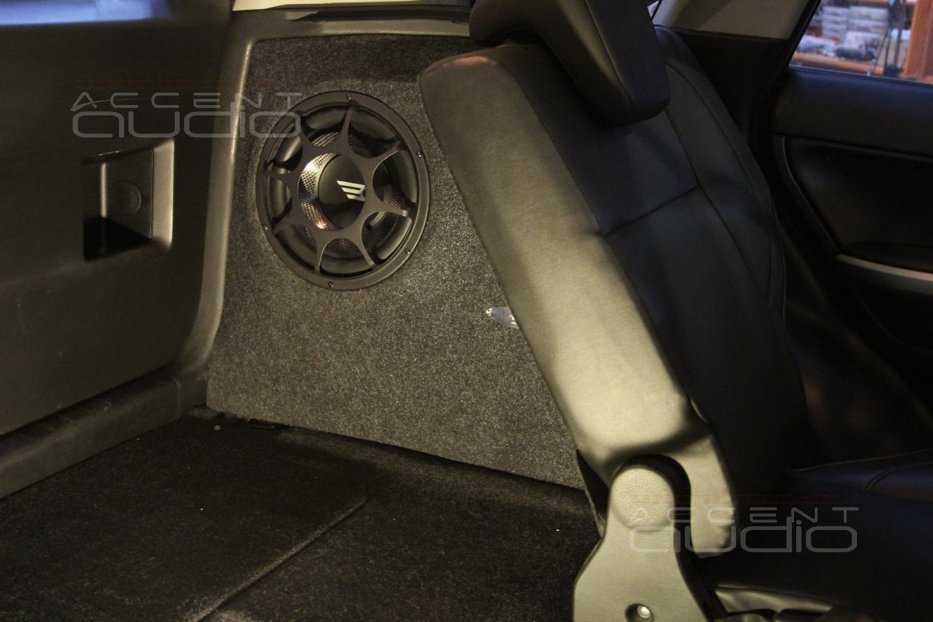 Сабвуфер стелс в Suzuki Grand Vitara