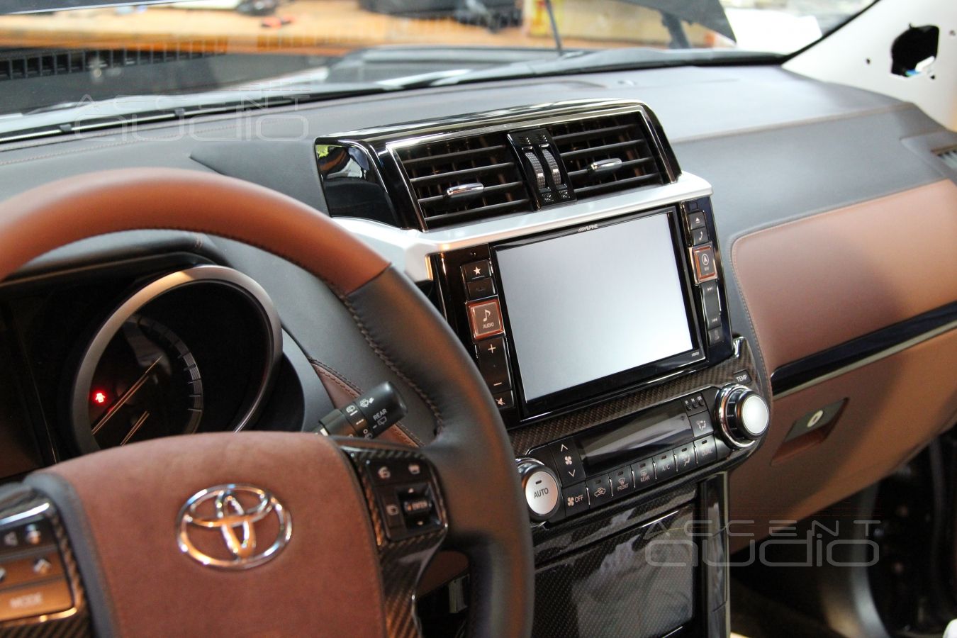 Новый Toyota Prado 150 + новый Alpine X800D = все работает…