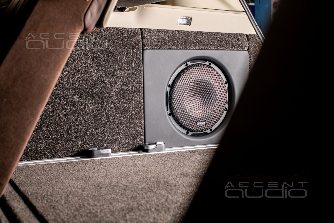 Встроенный сабвуфер-стелс в Range Rover Autobiography