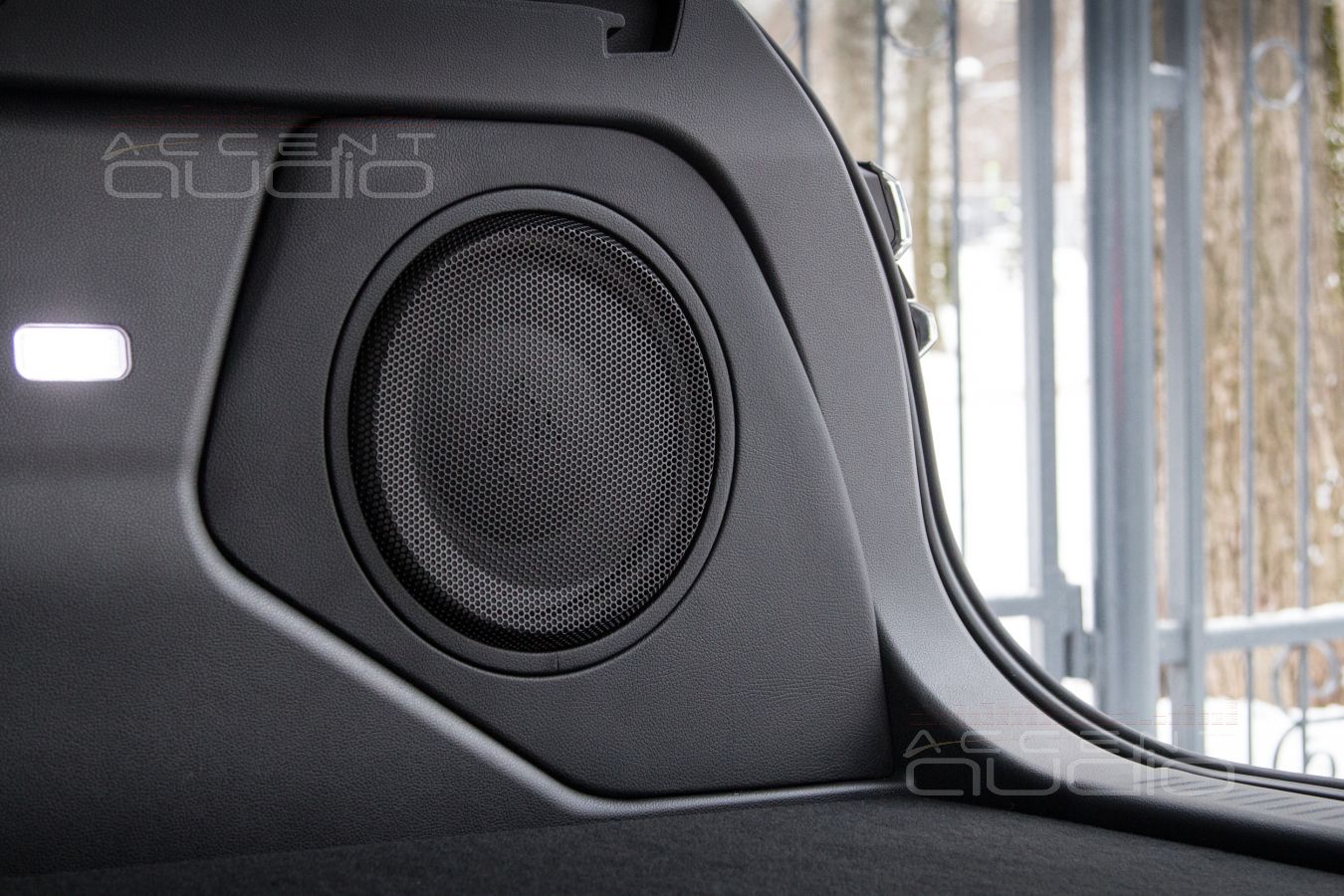 Полная и стильная интеграция: сабвуфер-стелс для Hongqi HS3