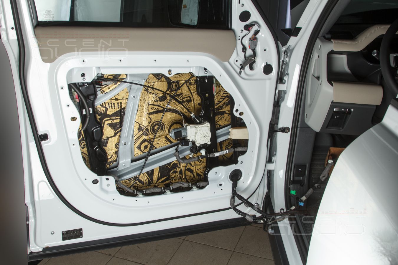 Аудиоподготовка оригинальных дверей Land Rover Defender и установка новых мидбасов SOAudio