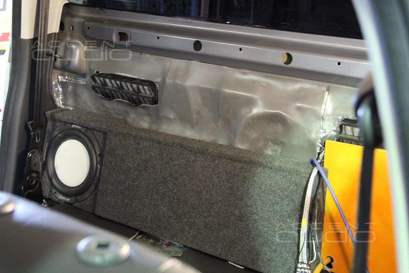 Установка усилителя и сабвуфера в Volkswagen Amarok