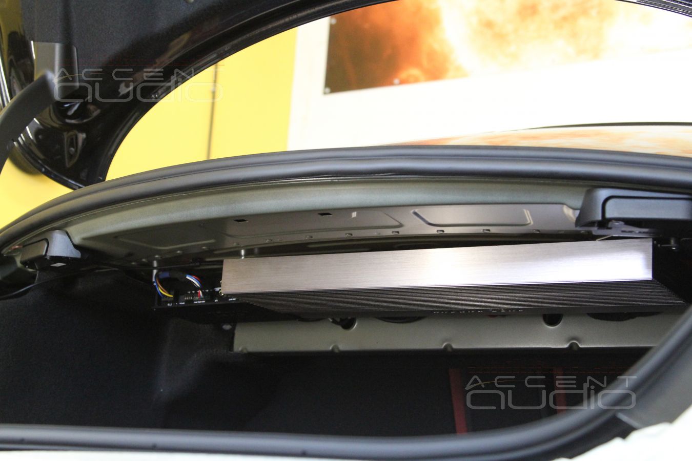 Установка аудиопроцессора и усилителя в Mercedes-Benz C200