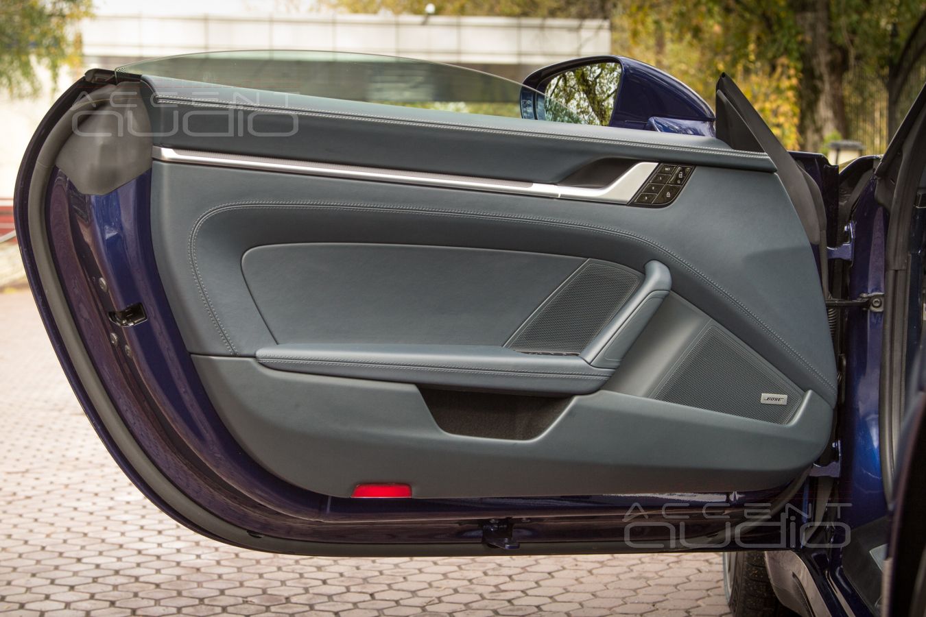 Аудиофильские миды Focal 8WM Woofer Utopia Be M в дверях Porsche Carrera 911 S