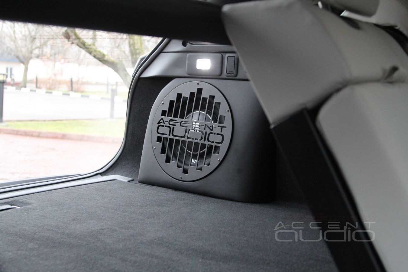 Встроенный сабвуфер-стелс специально для Range Rover Velar и головка JLAudio 10TW3-D4