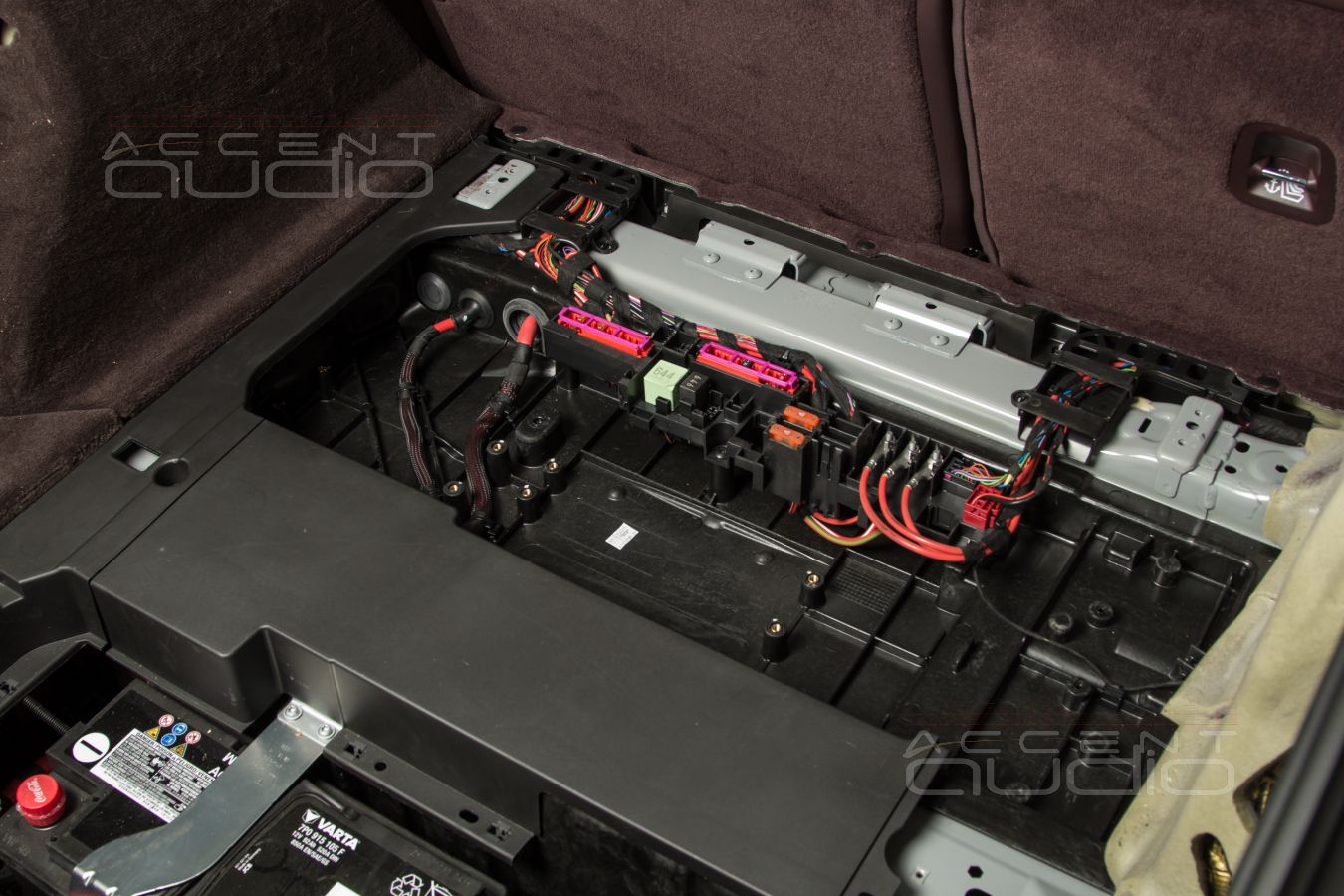 Самый технологичный и красивый монтаж усилителей Helix и Hertz в новый Porsche Panamera