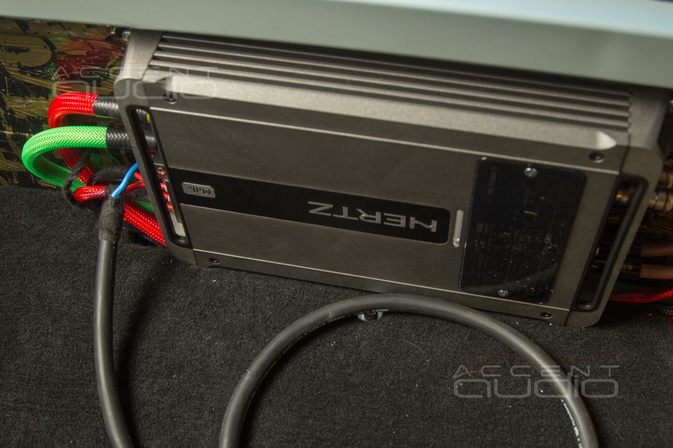 Итальянская мощщщщь для сабвуфера - скрытый монтаж усилителя Hertz ML Power 4