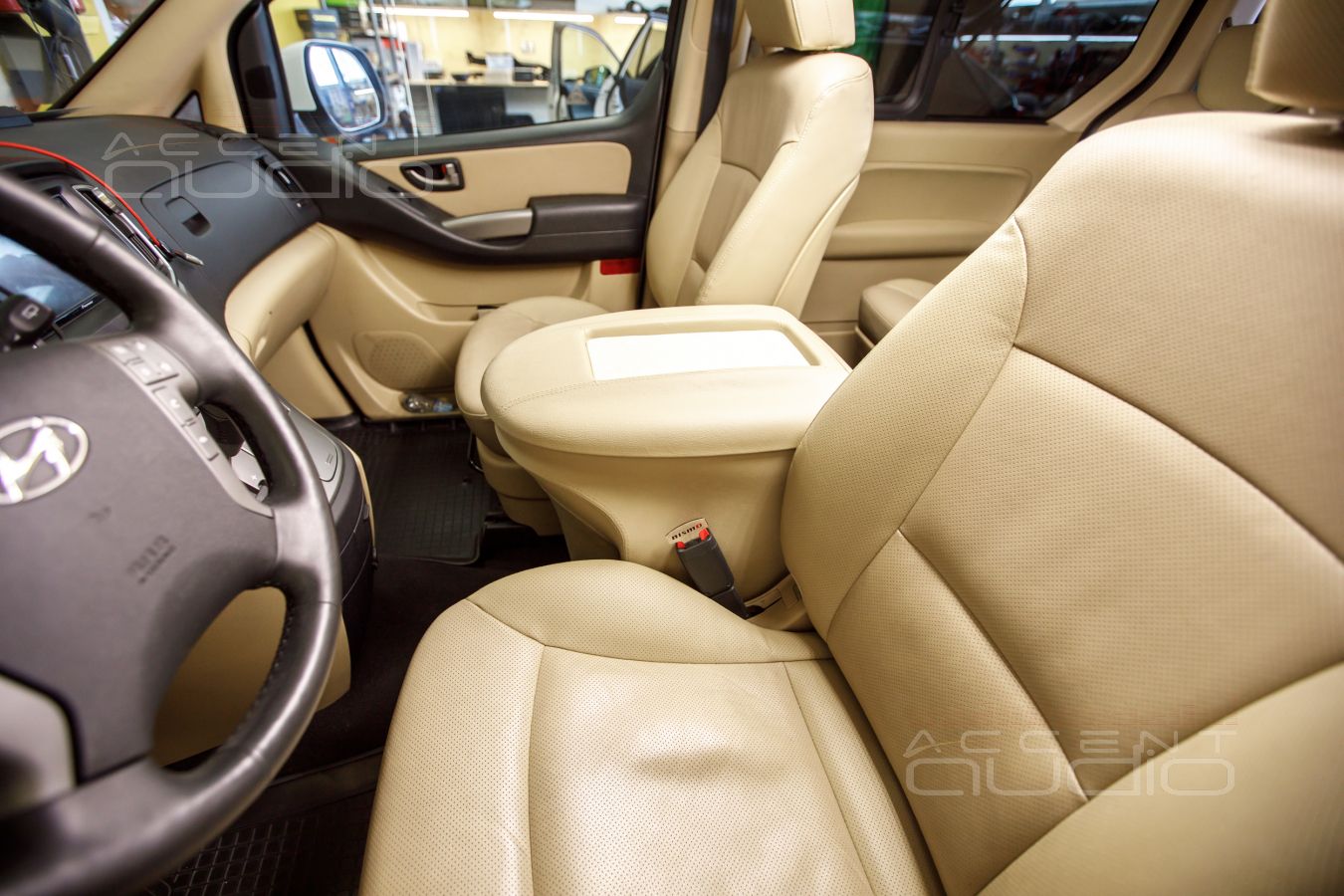 Реализация: подлокотник-сабвуфер специально и эксклюзивно для Hyundai Starex H1