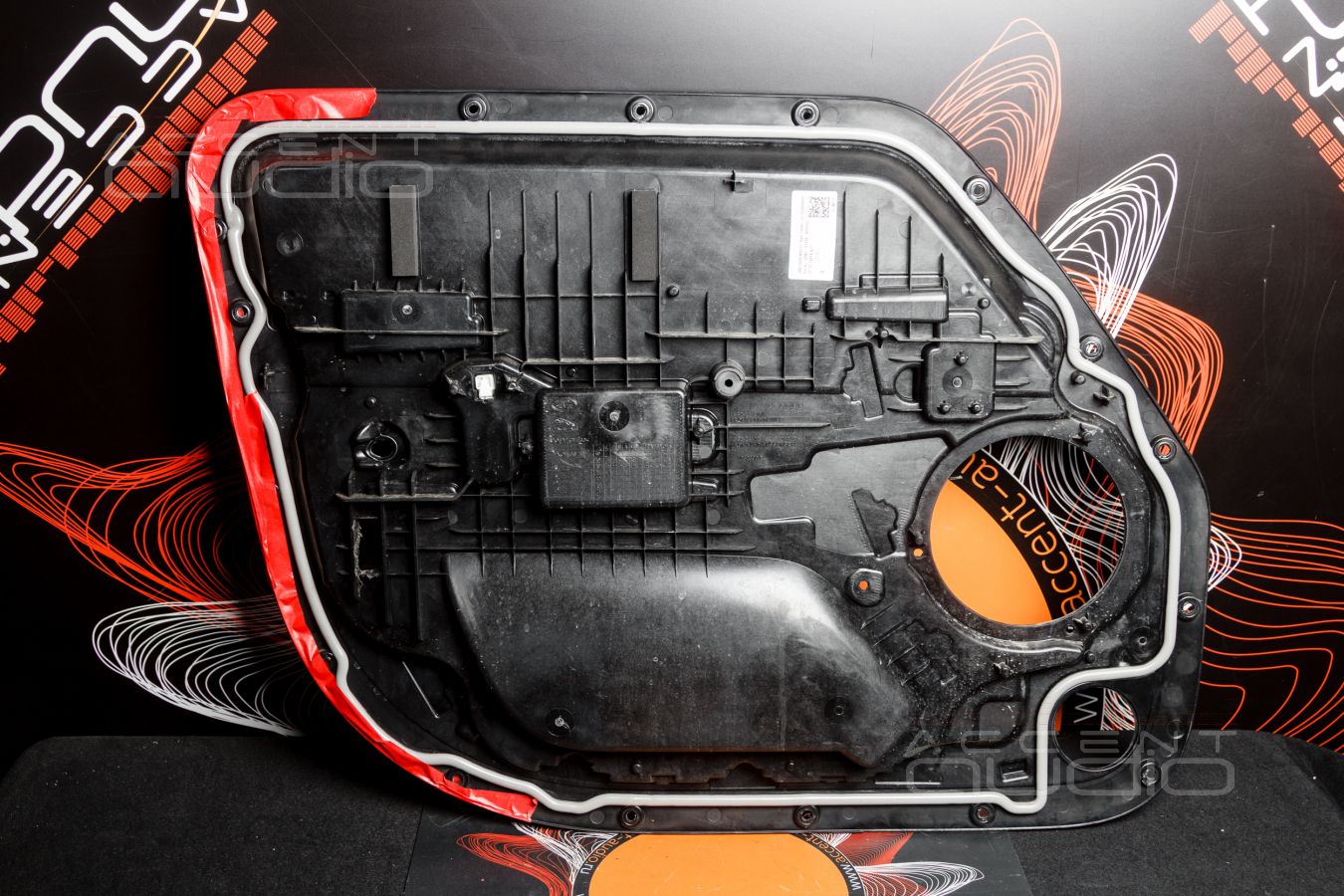 Аудиоподготовка дверей и установка мидбасовых динамиков Brax ML6D в LandRover Defender