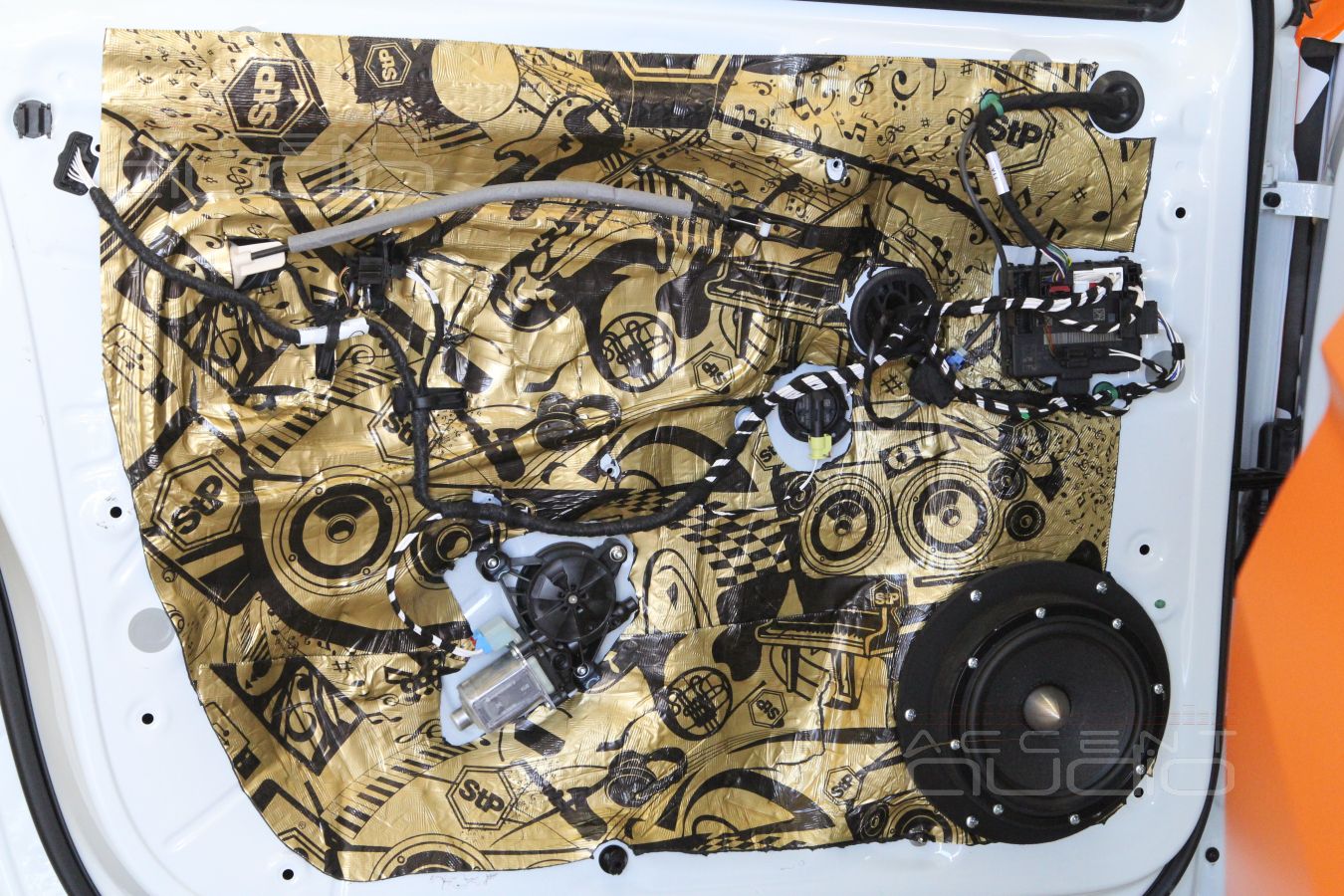 Аудиоподготовка дверей и установка мидбасовых излучателей Brax Matrix 6.1PP