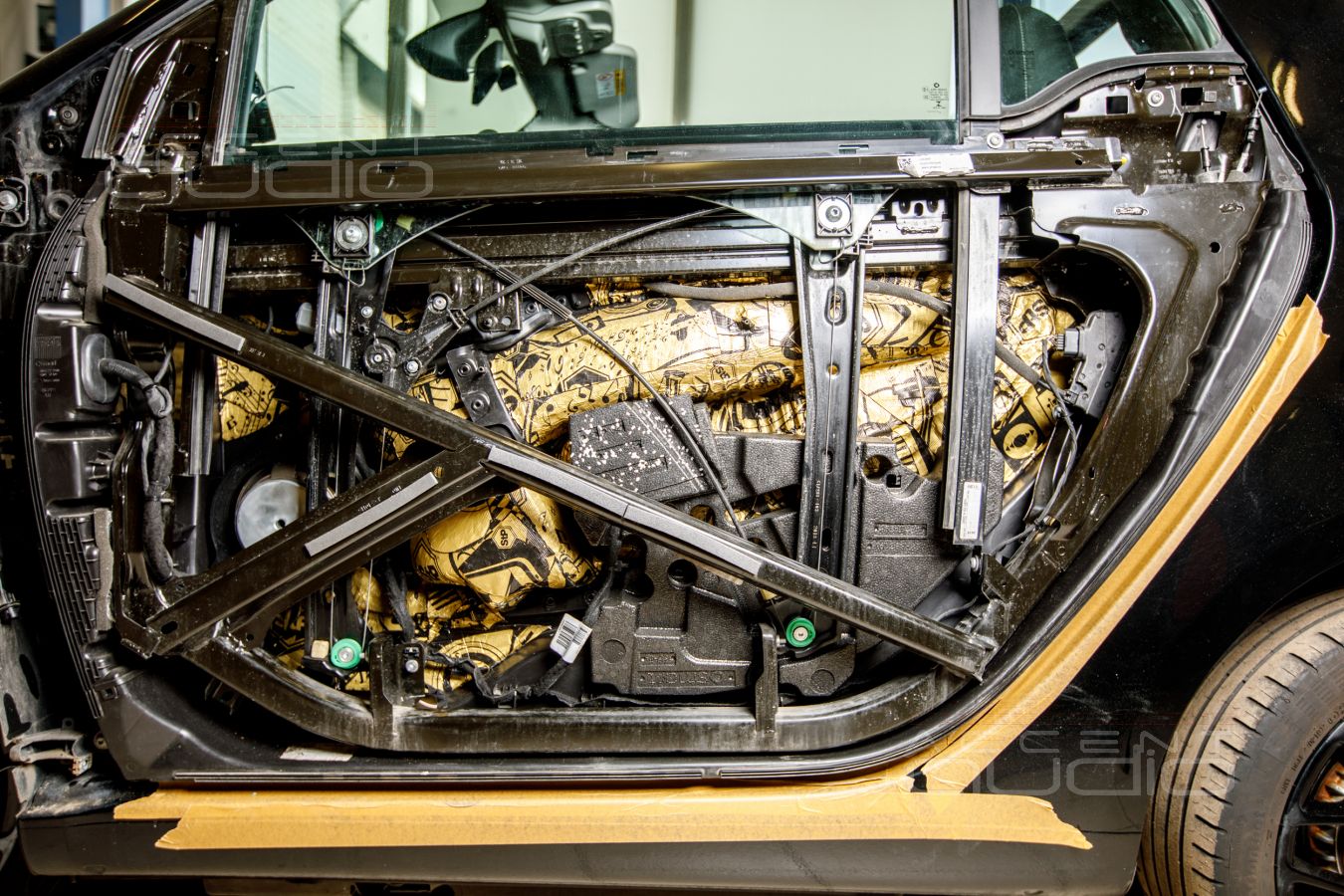 Аудиоподготовка дверей, которая начинается со снятия крыльев Smart Fortwo 