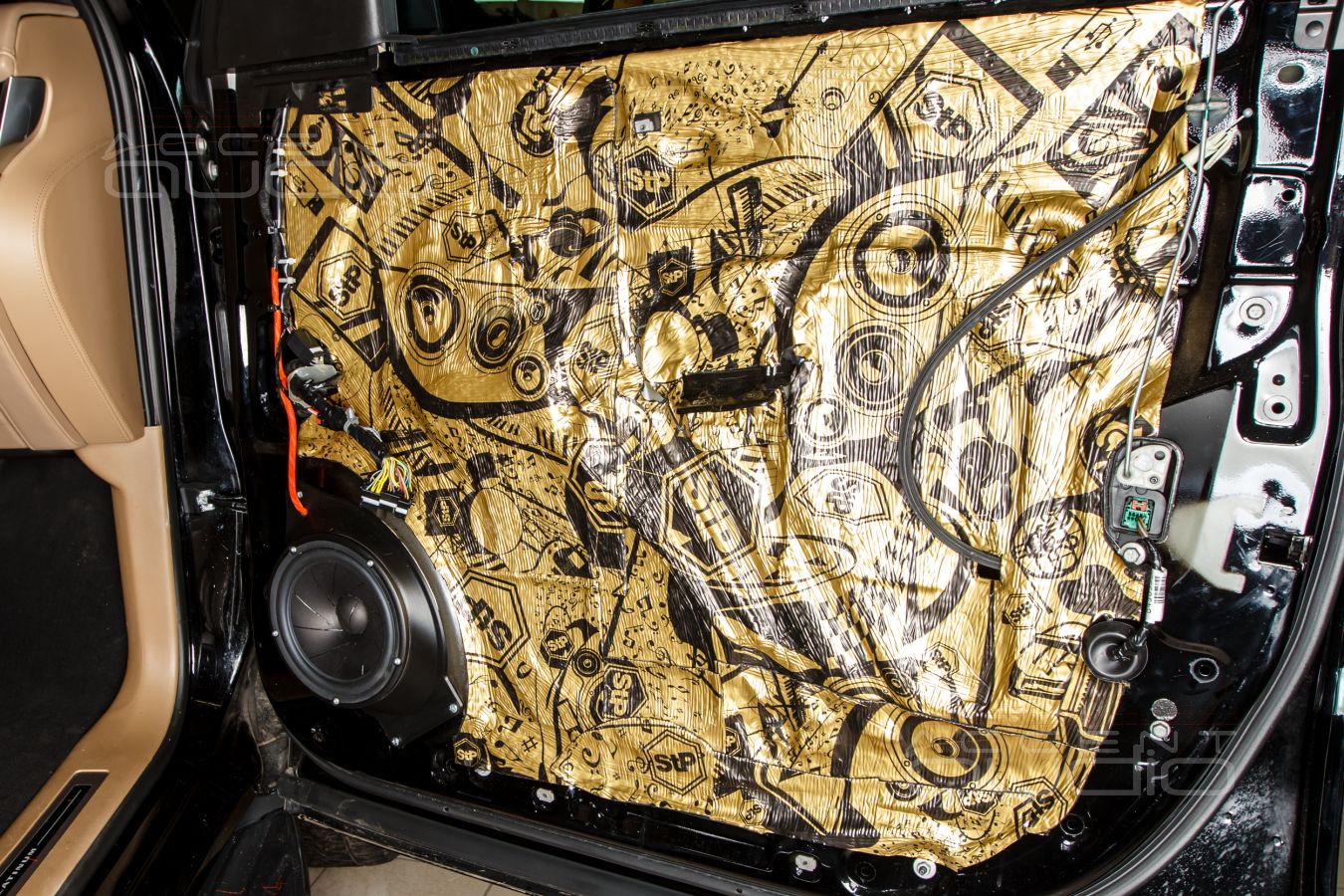 Аудиоподготовка дверей и установка мидбасов ScanSpeak в Cadillac Escalade