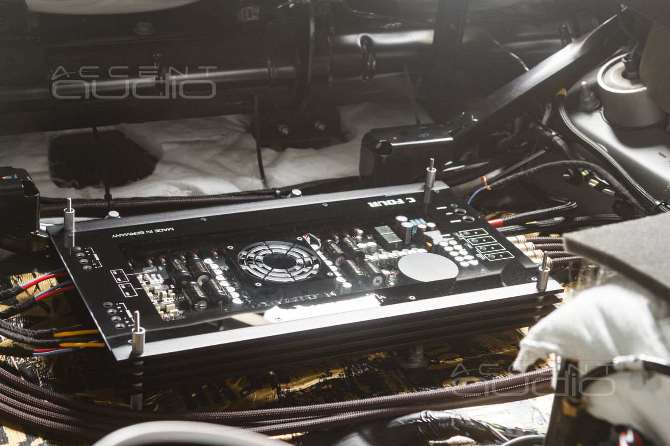 Скрытый монтаж лучших немецких усилителей и аудиопроцессора Helix в LandRover Defender