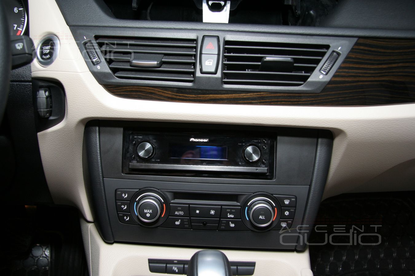 Новая магнитола Pioneer DEX-P99RS в BMW X1 штатно