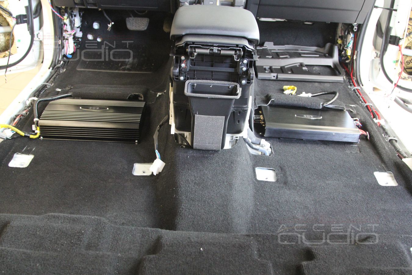 Усилители E.O.S AE-475 LE и E.O.S AE-4100 под сидениями Toyota Prado 150