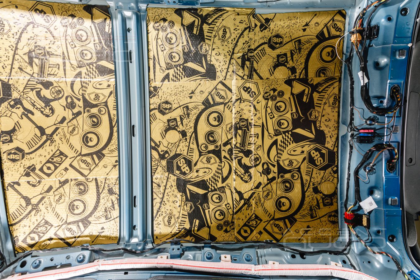 Перетяжка потолка Porsche Macan в Alcantara 9052 – богатый и фирменный стиль