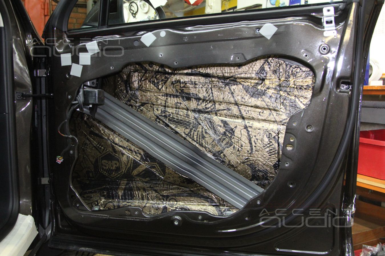 Шумоизоляция дверей и установка мидбасов в Volkswagen Touareg 2014