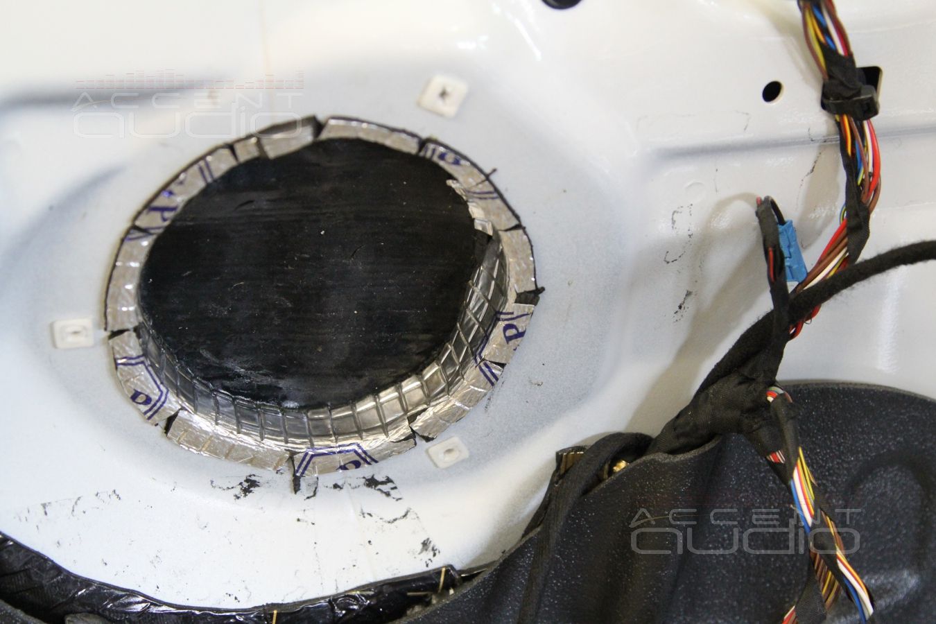 Установка среднечастотных излучателей в BMW X5