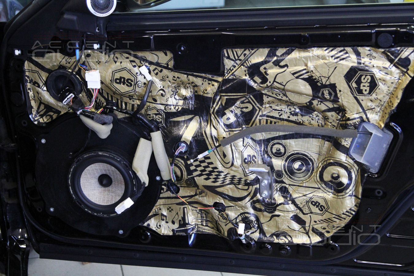 Установка мидбасовых динамиков ScanSpeak Revelator 18W/4531G00 в двери Infiniti Q50