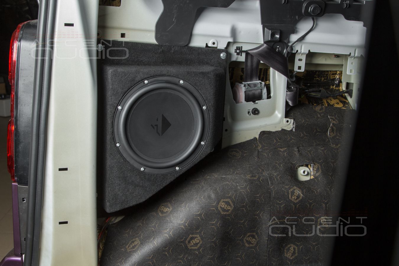 Полностью встроенный сабвуфер-стелс специально для Opel Zafira Life