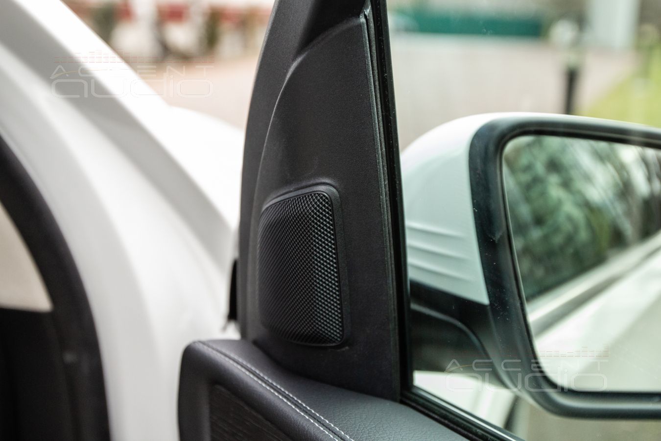 Монтаж акустики Gladen ONE 200.3MB в штатные места MB GLE