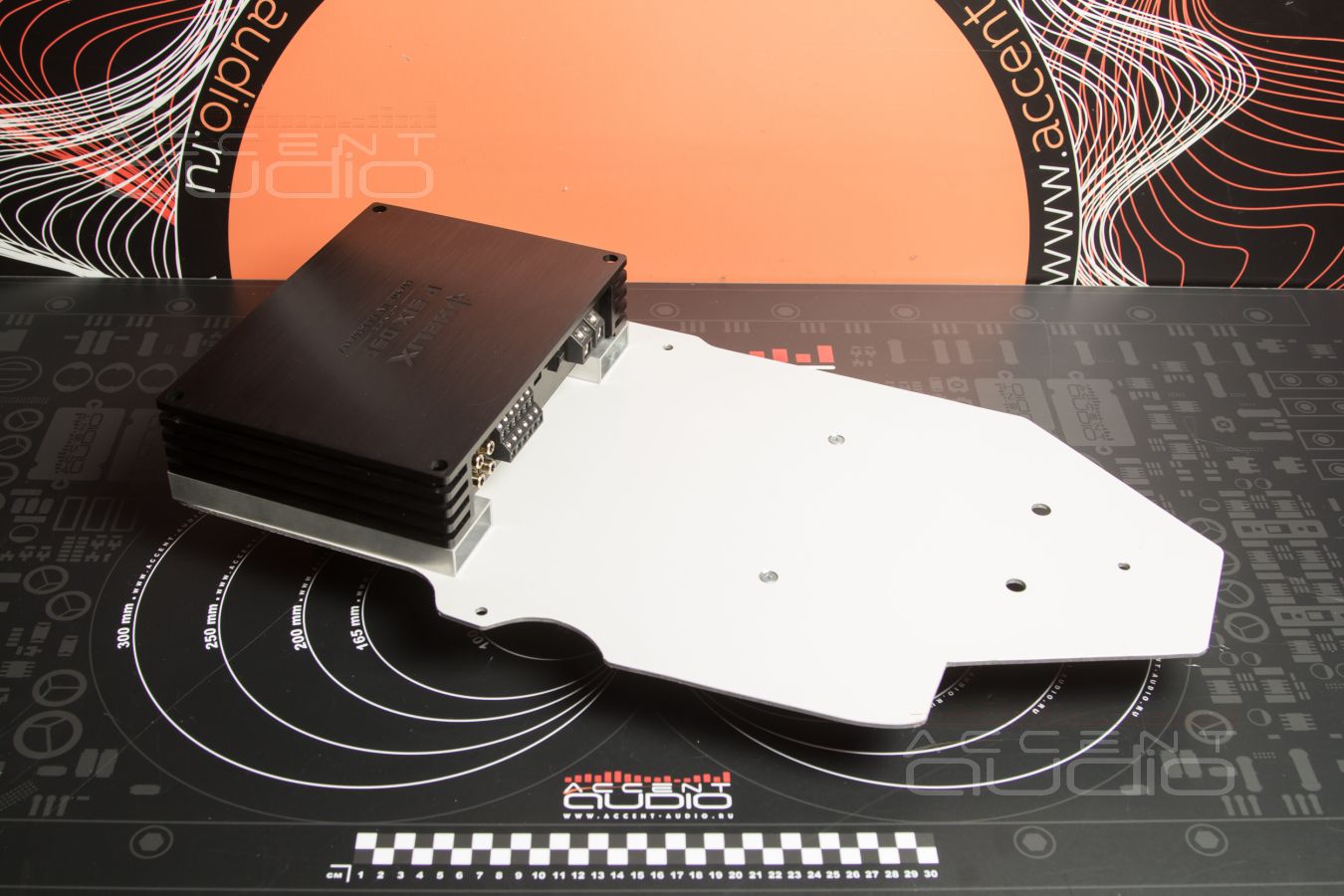 Сложная, полностью скрытая установка усилителей Helix в Zeekr 001