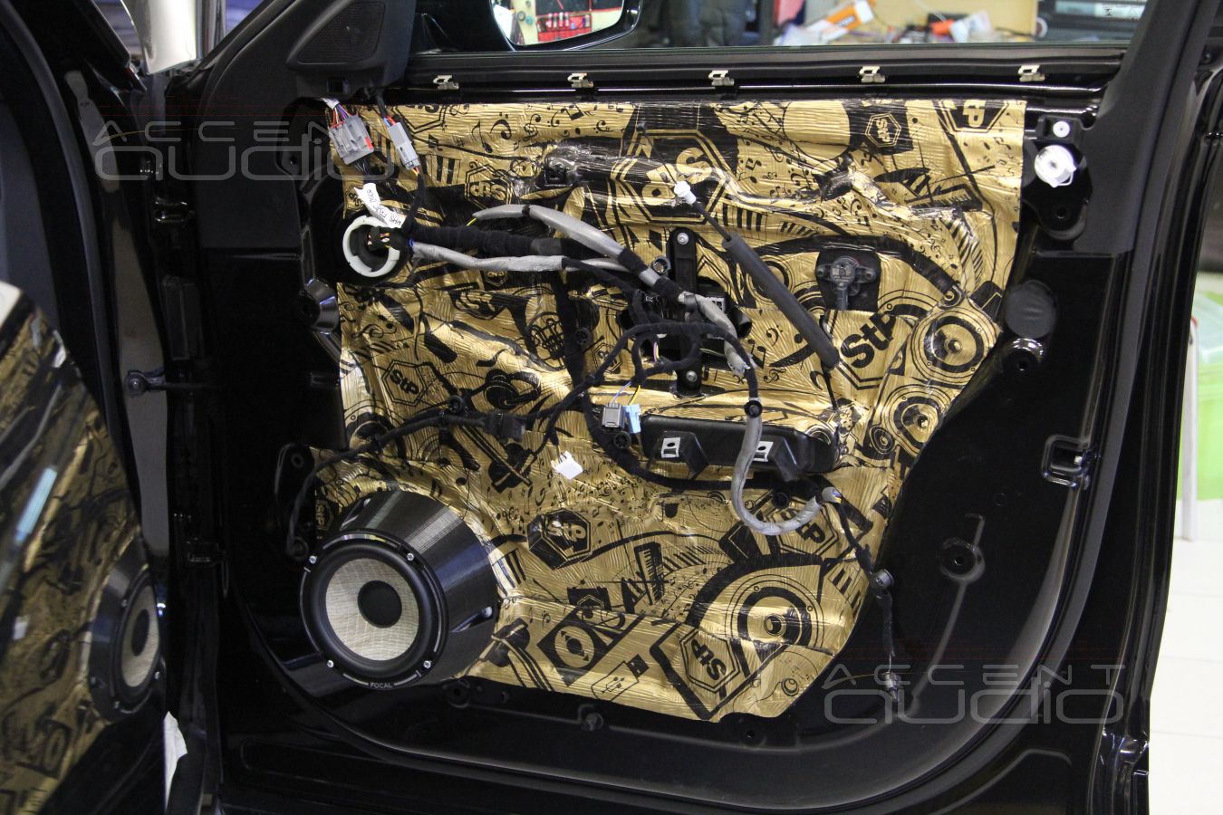 Аудиоподготовка Range Rover Velar, установка мидбасов Focal и великолепный пластик обшивок