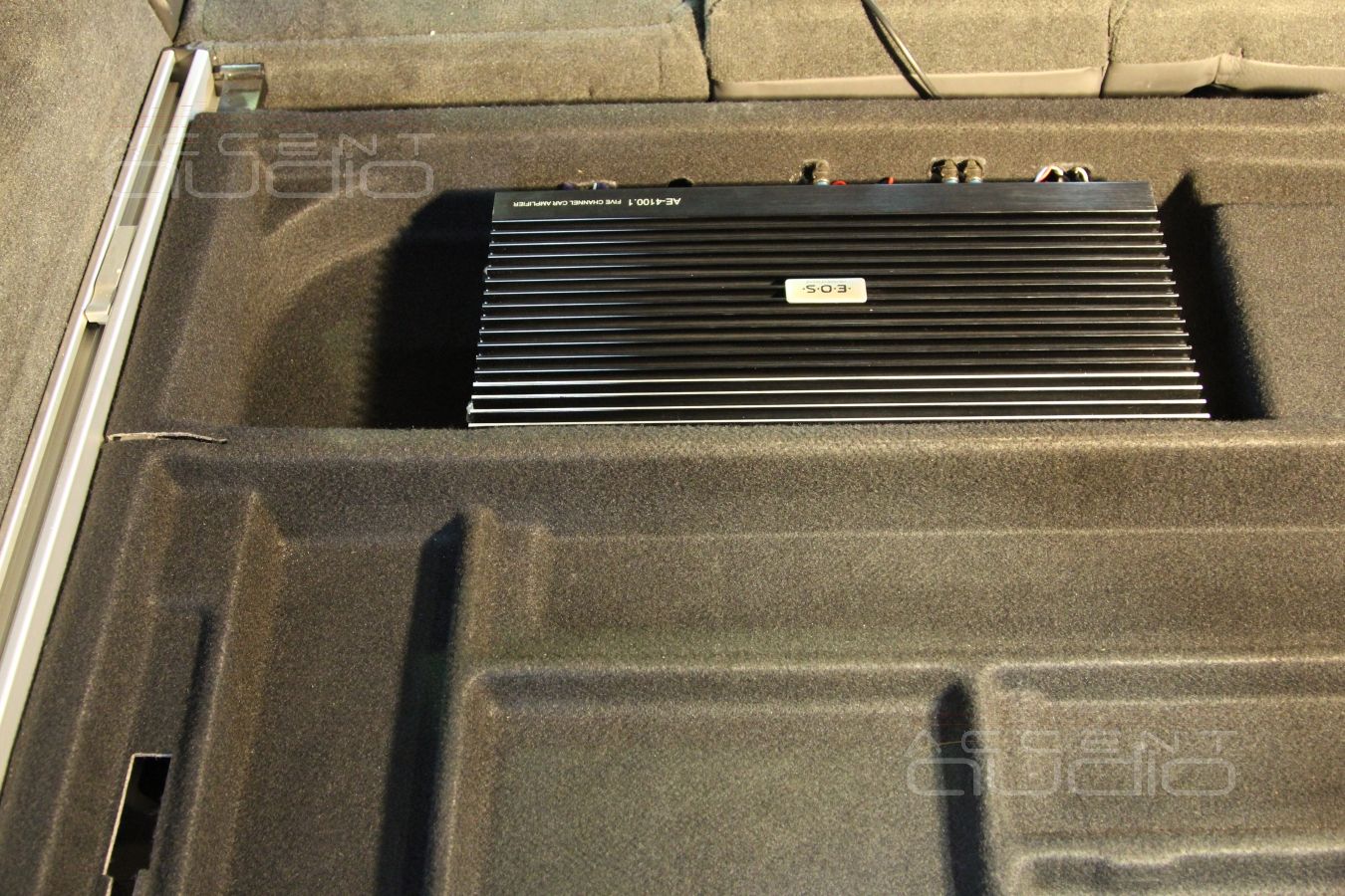 Установка усилителя и аудиопроцессора в Volvo XC70