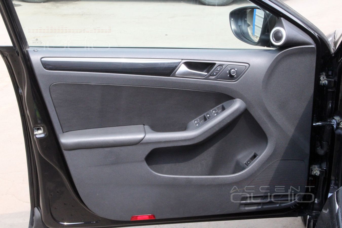 Установка акустики: мидбасы Focal Flax и аудиоподготовка дверей