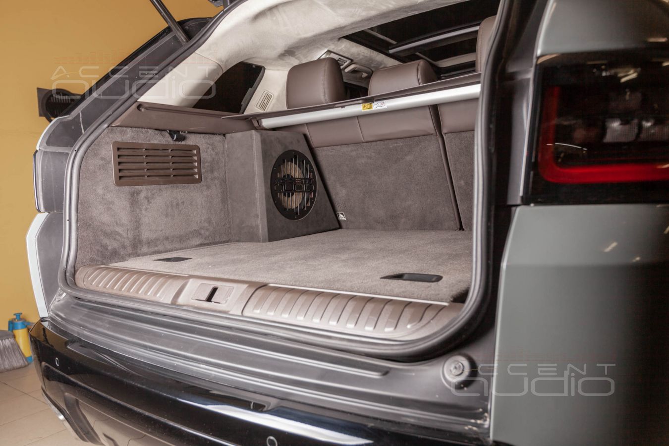 Оригинальный съемный сабвуфер для нового Range Rover Sport по проекту заказчика