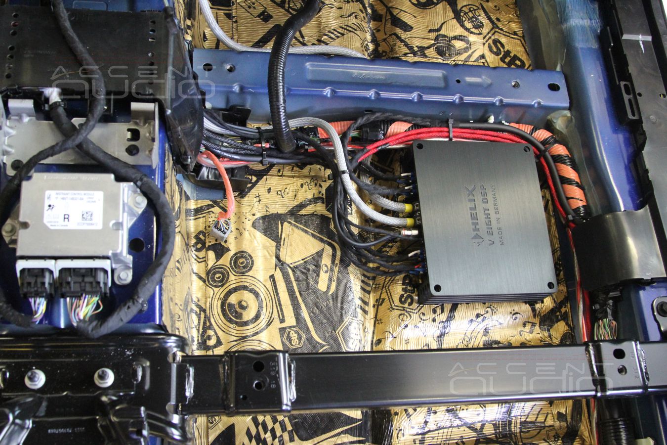 Шумоизоляция пола и установка усилителей Helix и Challenger