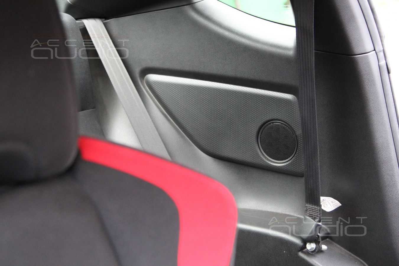 Встроенный сабвуфер в Toyota GT86