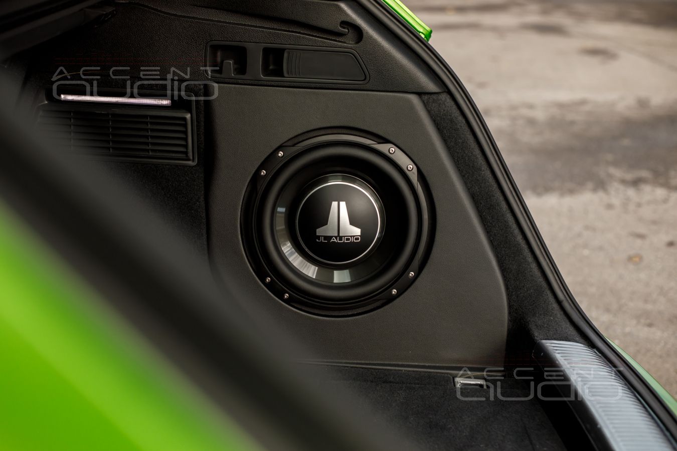 Настоящий американский бас, встроенный в крыло Audi Q5 ll: сабвуфер-стелс от Accent-Audio