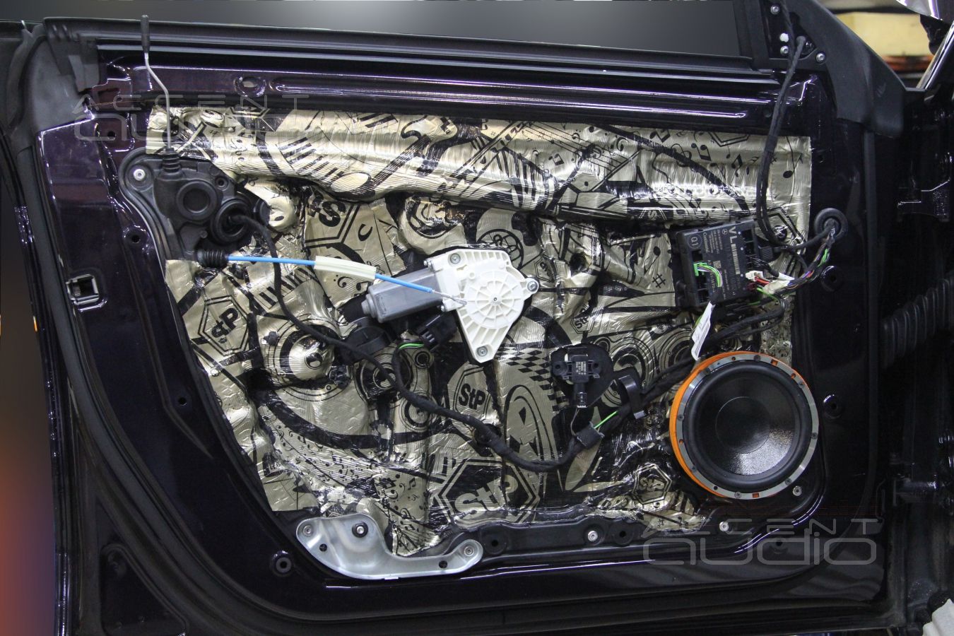 Установка акустики E.O.S в Mercedes CLA