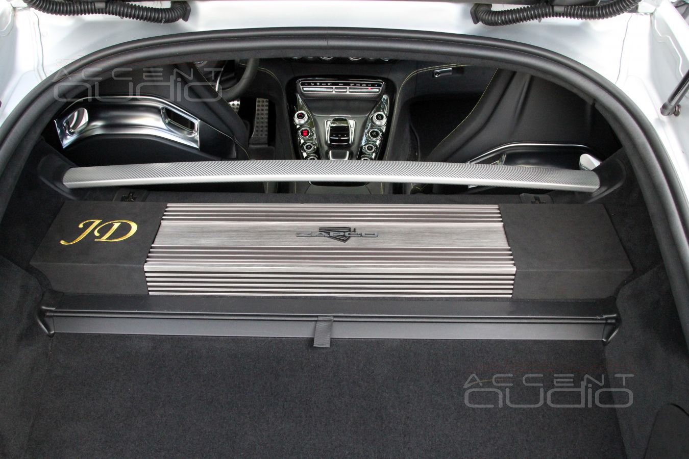 НЕ скрытая установка шестиканального усилителя Zapco в Mercedes-Benz GT