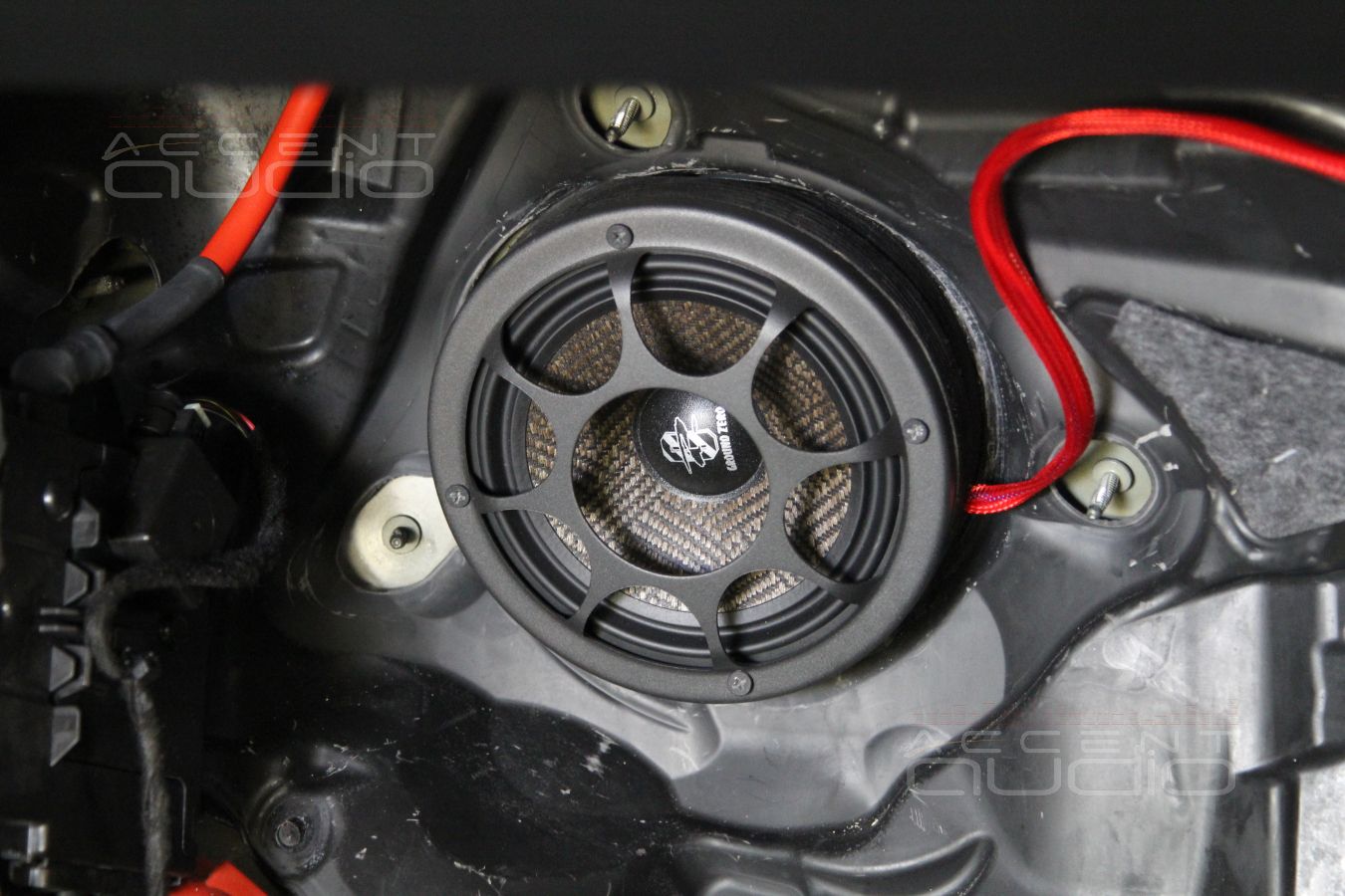 Установка мидбасов в подполье Mercedes