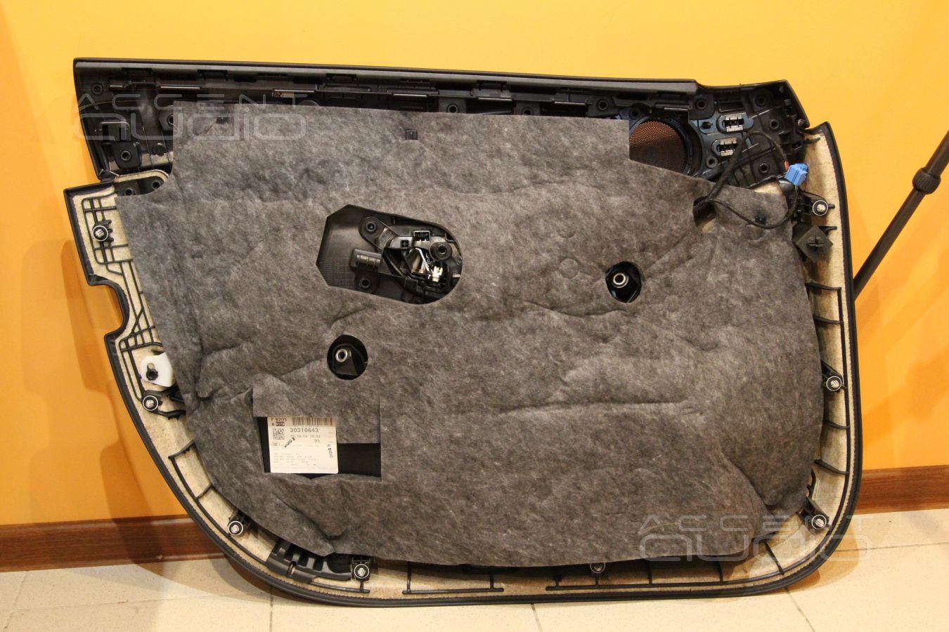 Устройство штатной системы в Mercedes-Benz W205: твитеры и среднечастотники